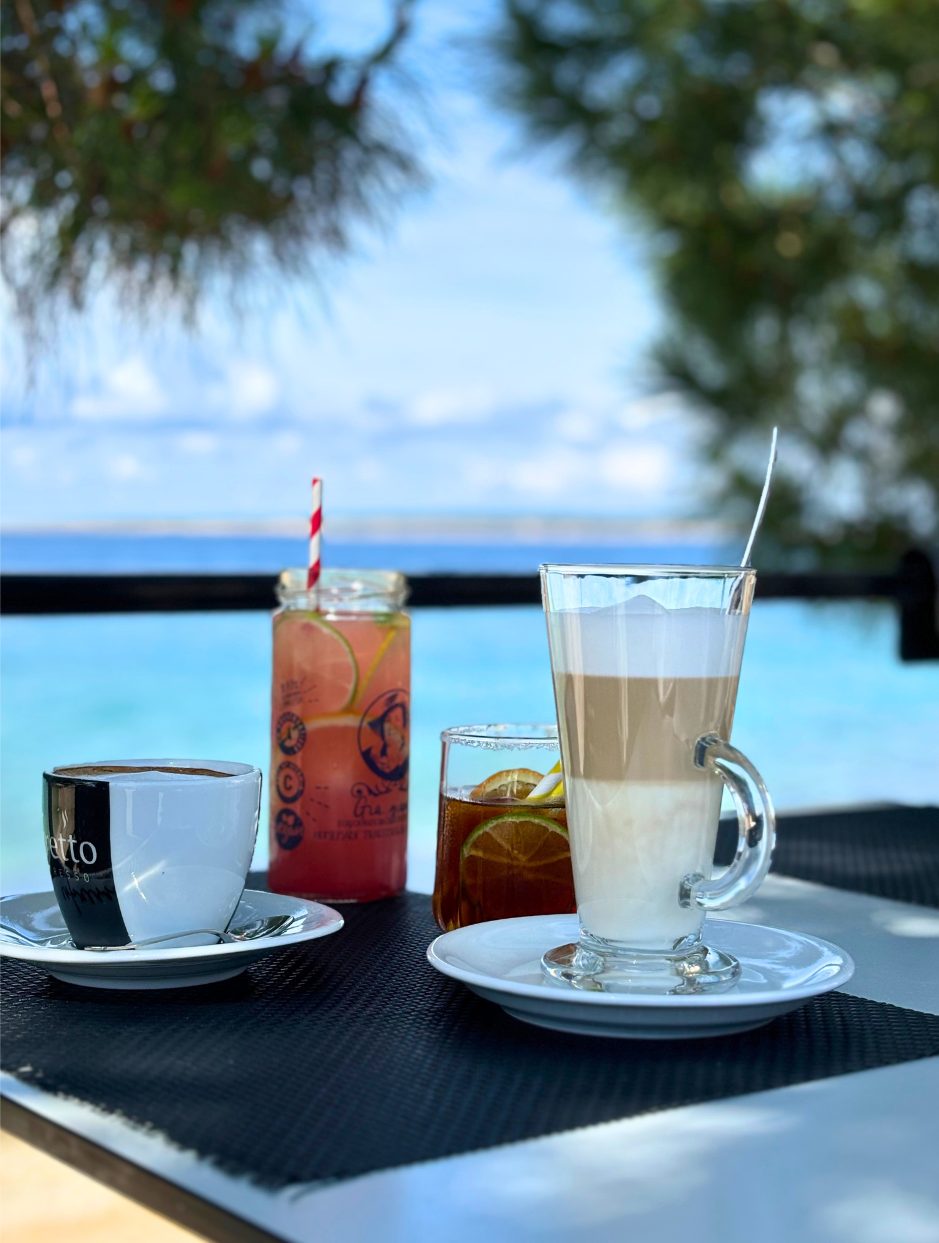 Kava, koktel i latte uz more